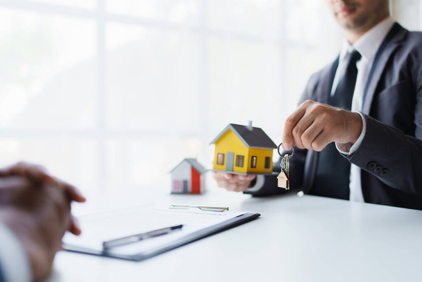 Real estate company to buy houses and land are delivering keys and houses to customers after agreeing to make a home purchase agreement and make a loan agreement - Φωτογραφία, εικόνα