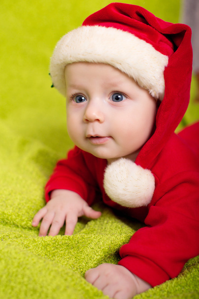 kleiner Junge mit Weihnachtsmütze - Foto, Bild