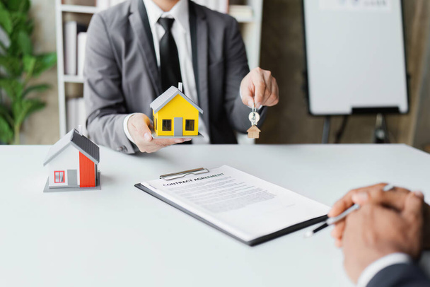 Real estate company to buy houses and land are delivering keys and houses to customers after agreeing to make a home purchase agreement and make a loan agreement - Fotoğraf, Görsel