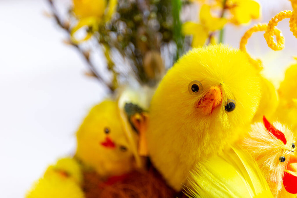 Decorative yellow Easter chicks in wicker Easter basket, close-up view, copy space. - Valokuva, kuva
