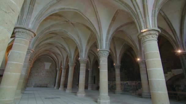 Kamera se pohybuje uvnitř kostela, který se nachází na vrcholu hradu Mont-Saint-Michel. Nádherný středověký strop přežil dodnes. Francouzská kultura gotického stylu. - Záběry, video