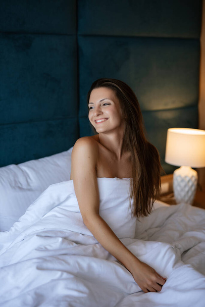mosolygós lány menyasszony felébredt reggel egy takaróban - Fotó, kép