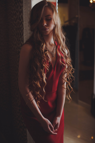 Femme avec maquillage en robe rouge
 - Photo, image