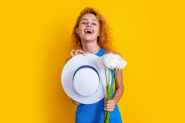 photo of glad beauty girl with march aster flowers. beauty girl with march flowers isolated on yellow. beauty girl with march flowers in studio. beauty girl with march flowers on background. - Photo, image