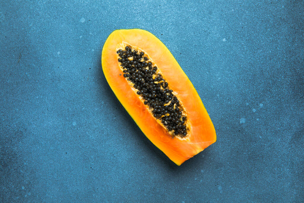 frutos de papaya sobre fondo concreto - Foto, Imagen