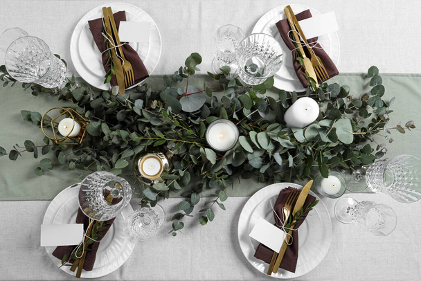 Luxury table setting with beautiful decor and blank cards. Festive dinner - Fotoğraf, Görsel