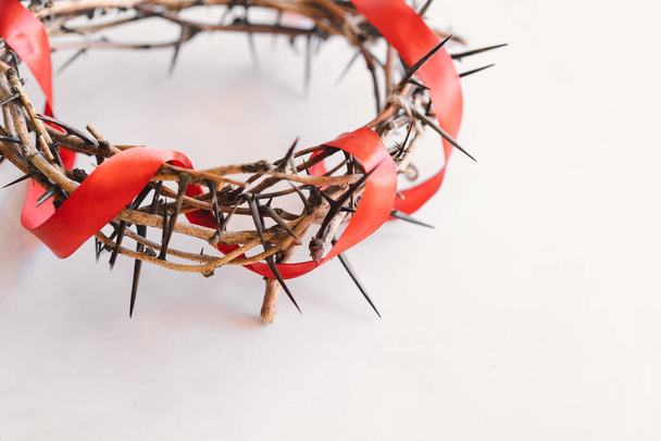 Jesus Crown Thorns en nagels en kruis op een witte achtergrond. Kruisiging van Jezus Christus. Passie van Jezus Christus. Concept voor geloof, spiritualiteit en religie. Paasdag - Foto, afbeelding