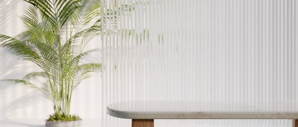Макет простору для продукту відображається на білій мармуровій стільниці в сучасній світлій кімнаті з кімнатним рослиною і скляною стіною перегородки. 3d рендеринг, 3d ілюстрація
 - Фото, зображення