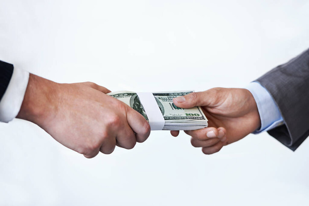 Это одноразовая сделка. Концептуальный снимок бизнесмена, протягивающего руку с деньгами - Фото, изображение