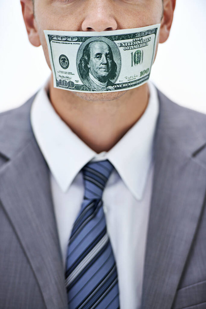 Nic nie mów... biznesmen z ustami pokrytymi papierowymi pieniędzmi - Zdjęcie, obraz