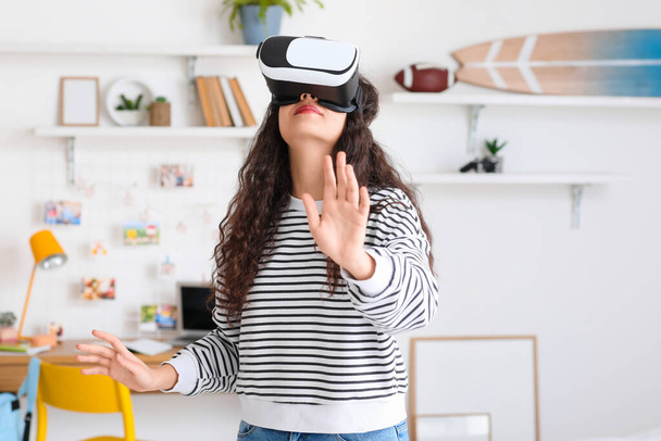 Девочка-подросток в очках виртуальной реальности дома - Фото, изображение