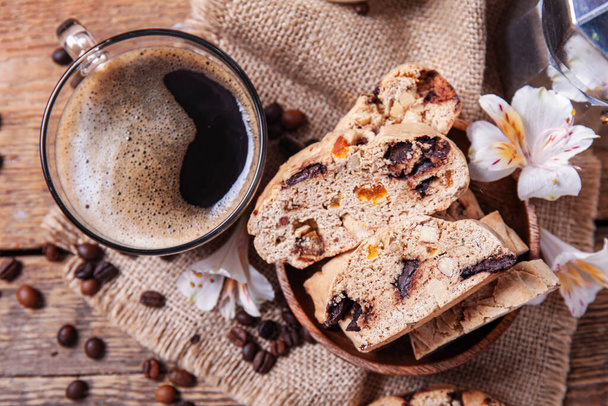 Finom biscotti sütik, csésze kávé és kávébab fa alapon - Fotó, kép