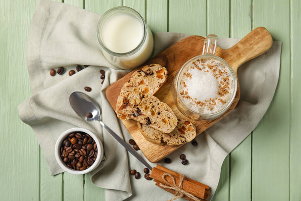 Összetétel finom biscotti cookie-k és csésze kávé zöld alapon - Fotó, kép