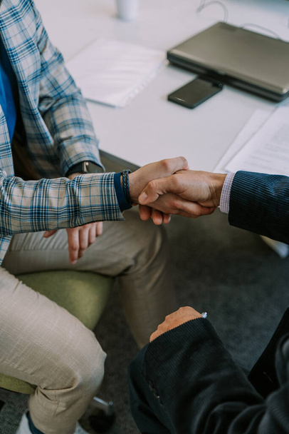 Два бизнес-партнера, имеющие соглашение и пожимающие друг другу руки - Фото, изображение