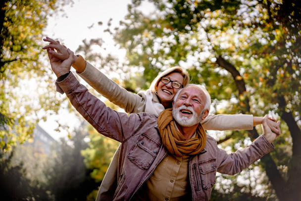 Verliebtes Senioren-Paar verbringt Zeit im Park - Foto, Bild