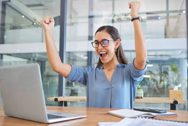 Κερδίστε, την επιτυχία και την επιχειρηματική γυναίκα με ένα φορητό υπολογιστή για την εμπορία, καλά νέα και ευτυχισμένο e-mail στο γραφείο. Στόχος του χρηματιστηρίου, ενθουσιασμένοι εορτασμός και εργαζόμενος ανάγνωση επίτευγμα στον υπολογιστή με ένα χαμόγελο. - Φωτογραφία, εικόνα