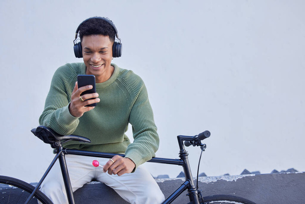 旅行のための黒人男性、自転車やヘッドフォン、ソーシャルメディアの更新やマーケティングのための自然や空のモックアップに5gのネットワーキング。学生用自転車、音楽ストリーミングサービス、広告スペース付きスマートフォン. - 写真・画像