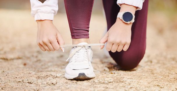 Nő, cipő csipke és fitness futó szabadtéri természet park maraton edzés, kardió futás vagy egészséges edzés. Sportolók lábai, tornacipők ellenőrzése és wellness vagy testmozgás a városi úton. - Fotó, kép