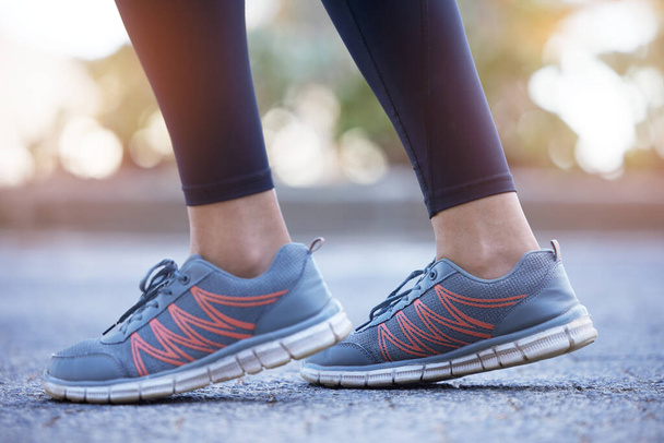 Schoenen, fitness en voeten van een vrouw op straat, cardiotraining en hardlopen voor de gezondheid in de stad Zwitserland. Oefening, start en benen van een atleet op de weg voor sport, wandelen en workout. - Foto, afbeelding