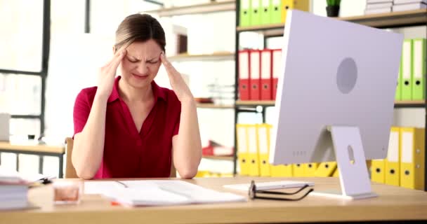 Mujer de negocios con dolor de cabeza severo sentado en la computadora en la oficina 4k película cámara lenta. Concepto de tratamiento de diagnóstico de migraña - Imágenes, Vídeo