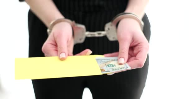наручники виймають доларові купюри з конверта крупним планом 4k фільм повільний рух. Кримінальна відповідальність за концепцію хабарництва
 - Кадри, відео