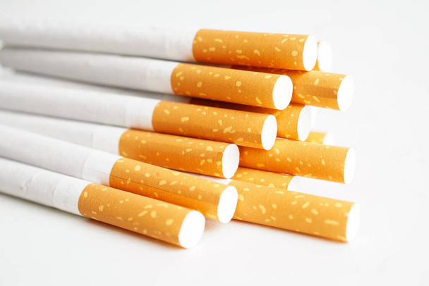 Τσιγάρο, καπνός ρολό σε χαρτί με σωλήνα φίλτρου, Απαγορεύεται το κάπνισμα έννοια. - Φωτογραφία, εικόνα