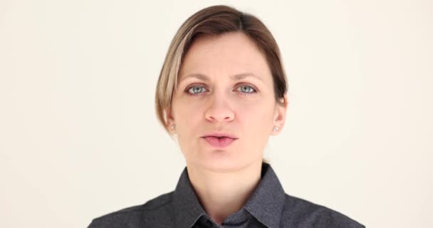 Portret van jonge vrouw met stil gebaar 4k film. Stiltebegrip - Video