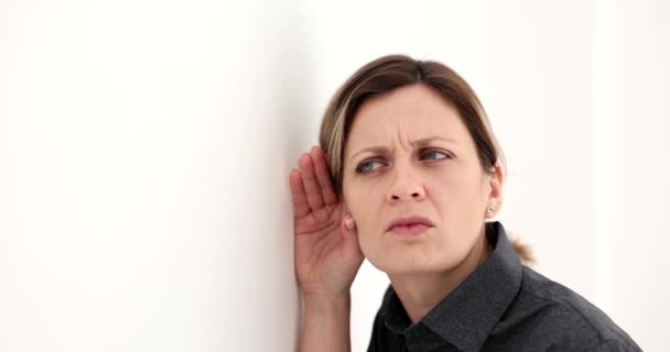 Γυναίκα ακούσετε συνομιλία μέσα από τον τοίχο και είναι έκπληξη 4k ταινία αργή κίνηση. Gossip και φήμες έννοια - Πλάνα, βίντεο