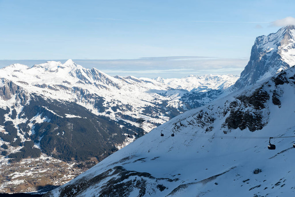Eigergletscher, Canton Bern, Sveitsi, 11 helmikuu 2023 Uskomaton kaunis näkymä lumen peitossa Alpeilla aurinkoisena päivänä - Valokuva, kuva