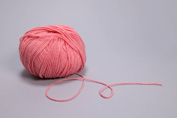 Bola rosa de lana sobre fondo gris - Foto, imagen
