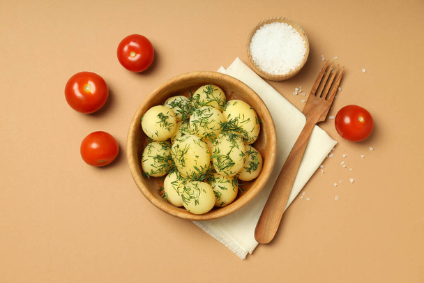 Koncepcja smacznego jedzenia z gotowanymi młodymi ziemniakami, widok z góry - Zdjęcie, obraz