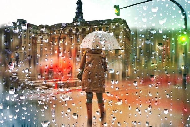 люди з парасолькою в дощові дні в зимовий сезон, Більбао, Країна Басків, Іспанія
  - Фото, зображення