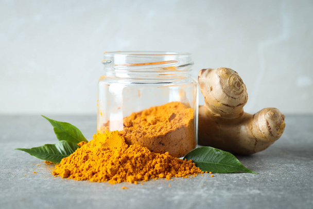 El condimento perfumado - la cúrcuma, un de los ingredientes básicos en el curry indio - Foto, imagen