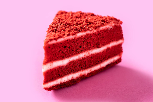 porción de pastel de terciopelo tradicional sobre fondo rosa - Foto, Imagen