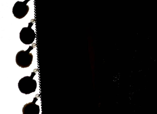 Image en noir et blanc du rideau avec frange cannelée avec espace de copie. Photo de haute qualité - Photo, image