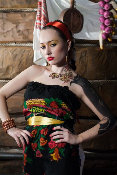 Dziewczyna w tradycyjnym stylu rosyjskim - Zdjęcie, obraz