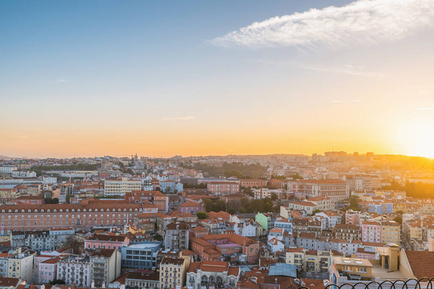 Lissabon, Portugal. Prachtige zonsondergang vanuit de lucht uitzicht op de oude stad Lisboa stad. Zomer vakantiebestemming - Foto, afbeelding