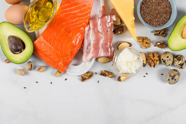 Low-Carb-ketogene Kost mit Nahrungsmitteln, die reich an gesunden Fetten und Proteinen auf weißem Hintergrund sind. Draufsicht mit Kopierraum. Paläo-Diät - Foto, Bild