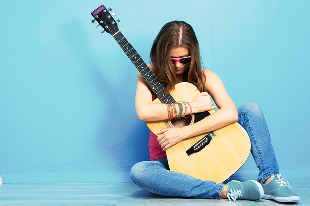Frau sitzt mit Gitarre - Foto, Bild