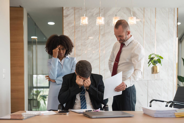 ストレスの多いビジネスマンは、企業の会議で疲れている、チームの説明会で頭痛の寺院に触れることに苦しんでいる疲れビジネスマン、会議室でのストレス. - 写真・画像