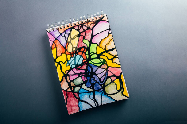 Красочный неврографический рисунок на бумаге с цветными карандашами и маркерами. Рисунки психологической терапии для снятия стресса и решения проблем - Фото, изображение