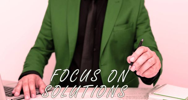 Didascalia concettuale Focus On Solutions, Business idea potente modo pratico per ottenere un cambiamento positivo - Foto, immagini