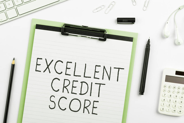 Schreiben von Anzeigetext Excellent Credit Score, Business-Vorzeigepersonen berichten über ihre finanzielle Leistungsfähigkeit und Zahlungsfähigkeit - Foto, Bild