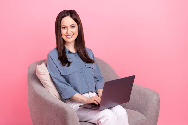 Zdjęcie dojrzałego profesjonalisty to pracownik specjalista zespół lider dziewczyna siedzi fotel pracy międzynarodowej pracy firmy izolowane na różowym tle koloru. - Zdjęcie, obraz