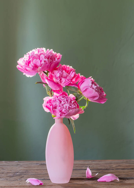 pink peonies in pink vase  on green background - Fotografie, Obrázek