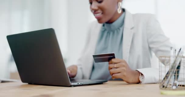 Электронная коммерция, интернет-шопинг и чернокожая женщина с кредитной картой, ноутбуком и улыбкой для скидки с финтех. Компьютерные, банковские и африканские лица, делающие веб-оплаты или серфинг интернет-сайт для продажи - Кадры, видео