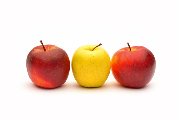 jabłka żółty i czerwony na białym tle - Zdjęcie, obraz