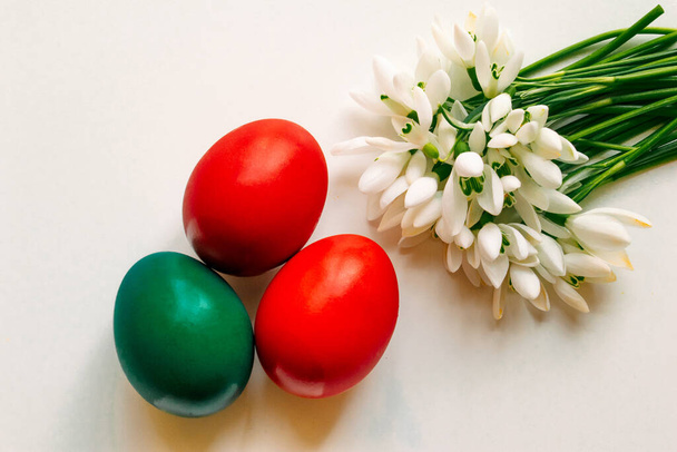 Easter eggs and spring flowers - Zdjęcie, obraz
