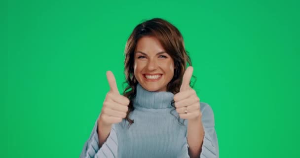 Femme, visage et sourire avec les pouces levés pour gagner, bon travail ou succès sur fond de studio vert. Portrait de femme heureuse montrant emoji pouce, oui signe ou comme à l'appui, confiance ou accord. - Séquence, vidéo