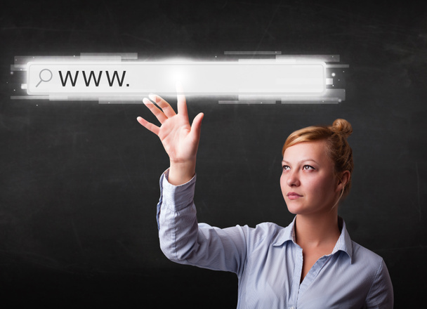 Молодая деловая женщина трогает адресную строку веб-браузера с www si
 - Фото, изображение